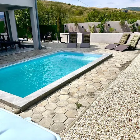 Private Pool By Day Off Appartement Skopje