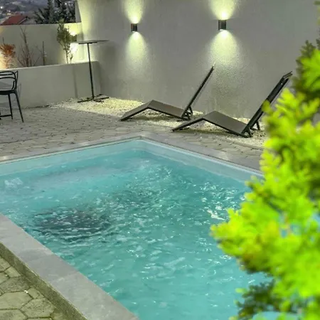 Private Pool By Day Off